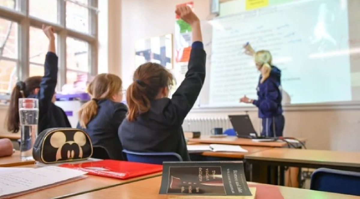 UK Faces Teacher Shortage Amid Soaring Resignations