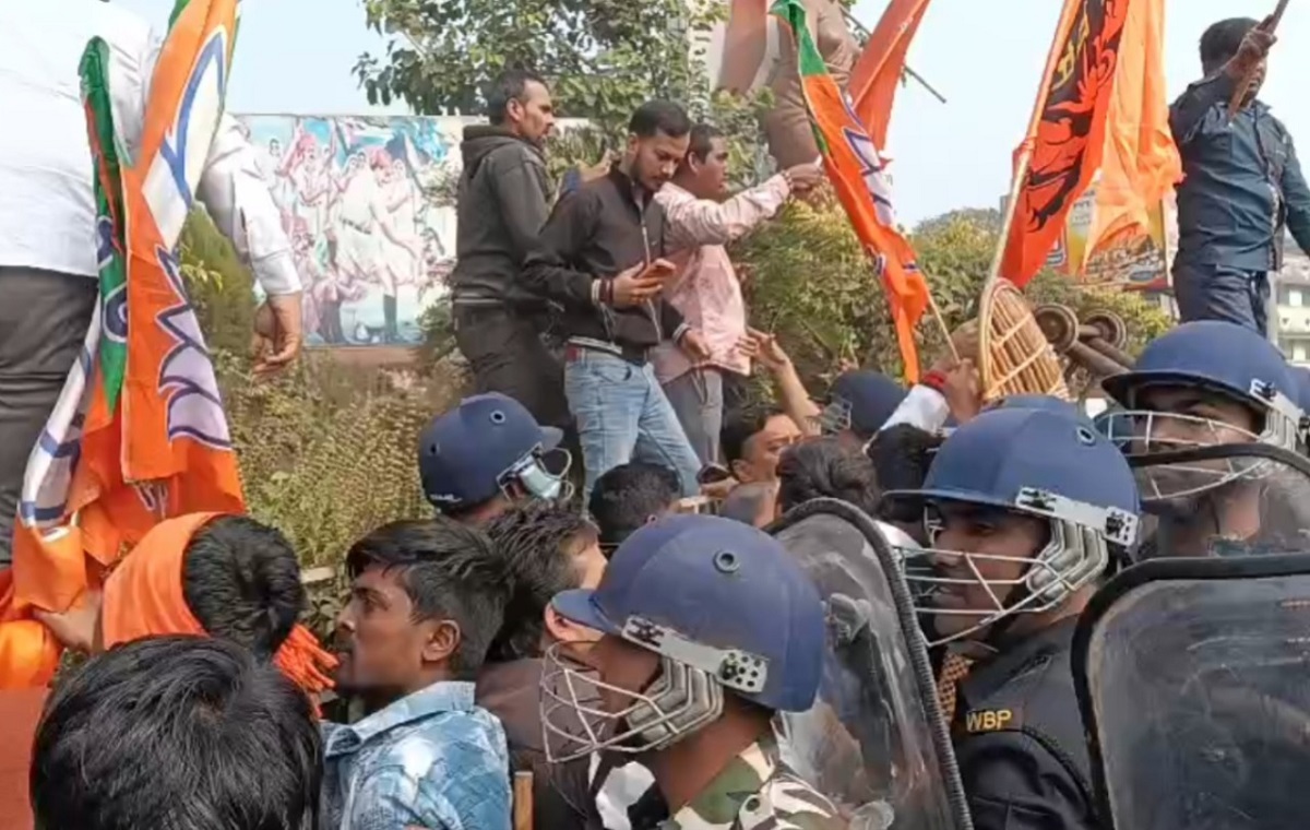 বাংলাদেশ ইস্যুতে হাওড়া ব্রিজে উত্তেজনা, কড়া নজরে পুলিশ
