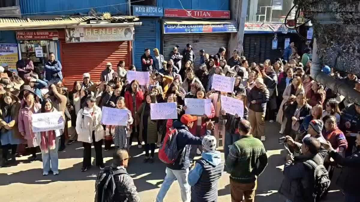 দার্জিলিংয়ে প্রতিবাদ মিছিলে নামলেন চাকরিহারা শিক্ষকরা