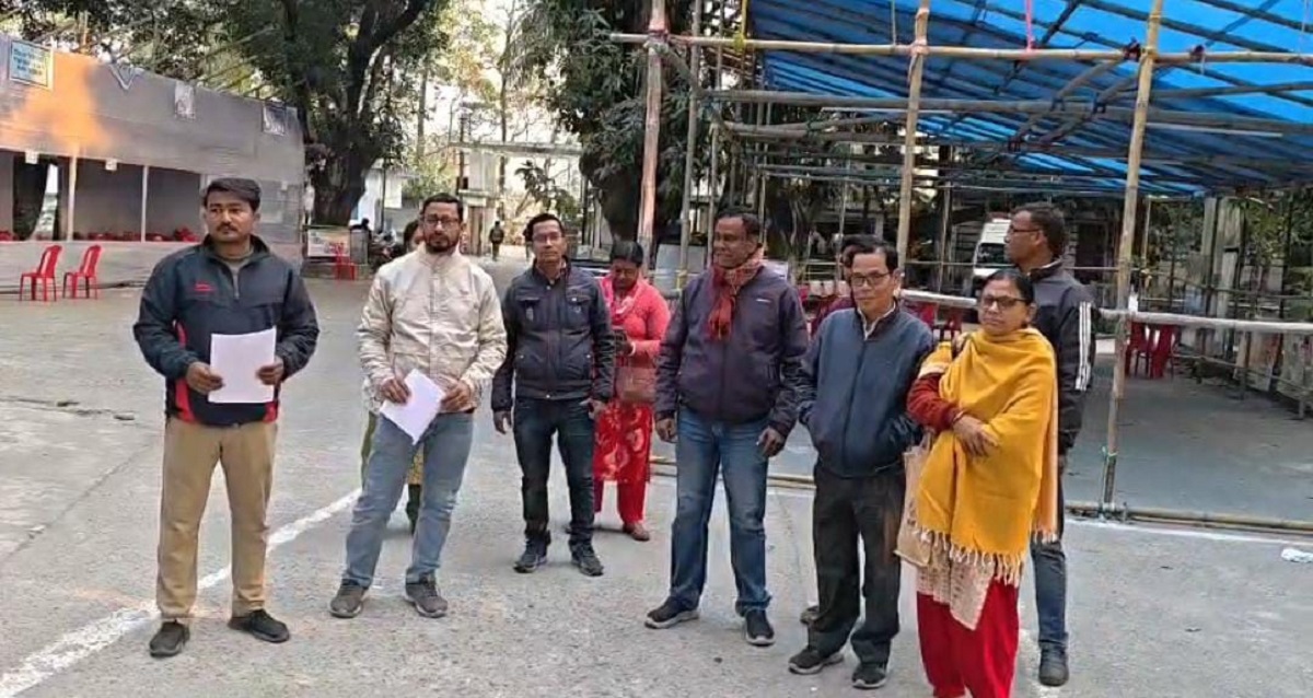 এসআইআর প্রক্রিয়ায় চাপ বাড়ছে, অব্যাহতি চেয়ে আবেদন ১৫ বিএলও-র