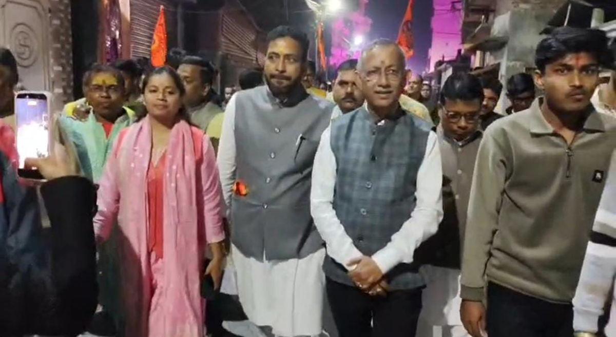 শোভাযাত্রায় কাঁধে কাঁধ মিলিয়ে মেয়র গৌতম দেব ও বিধায়ক শংকর ঘোষ