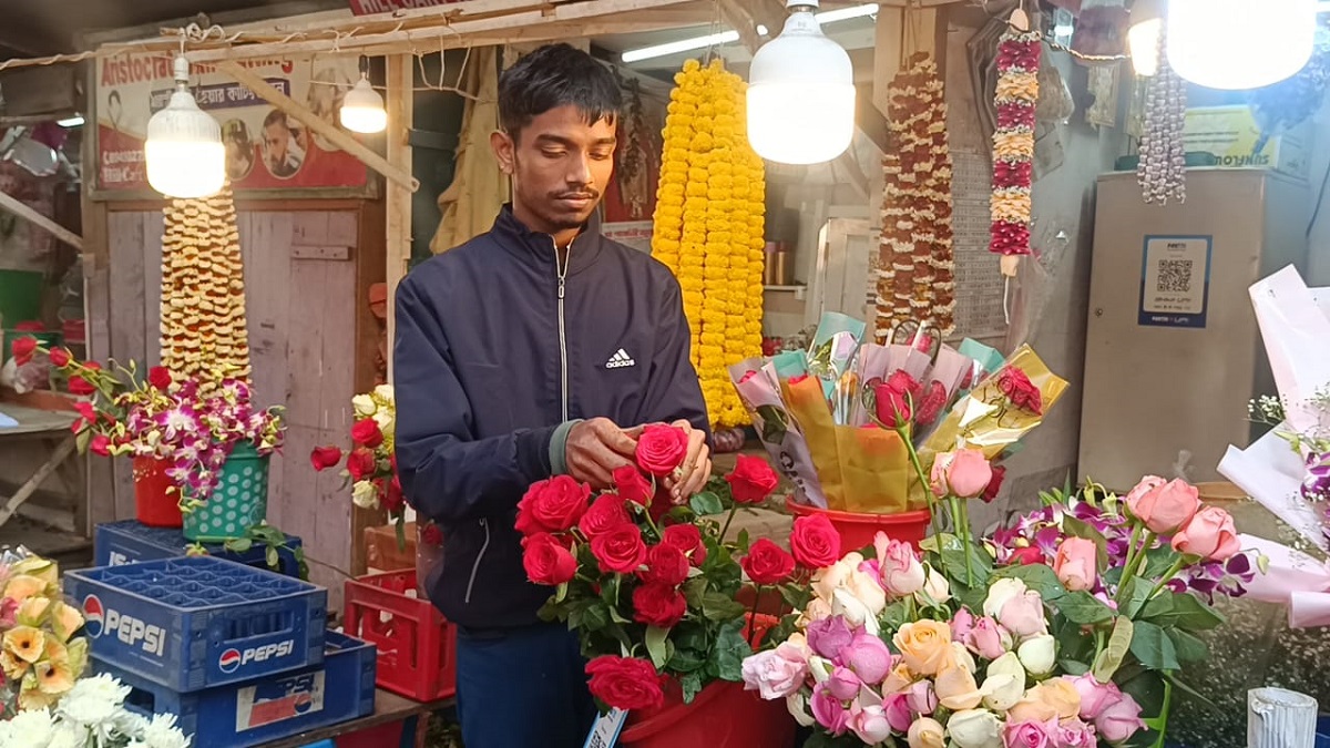 শিলিগুড়ির ফুল বাজারে গোলাপের ভিড়