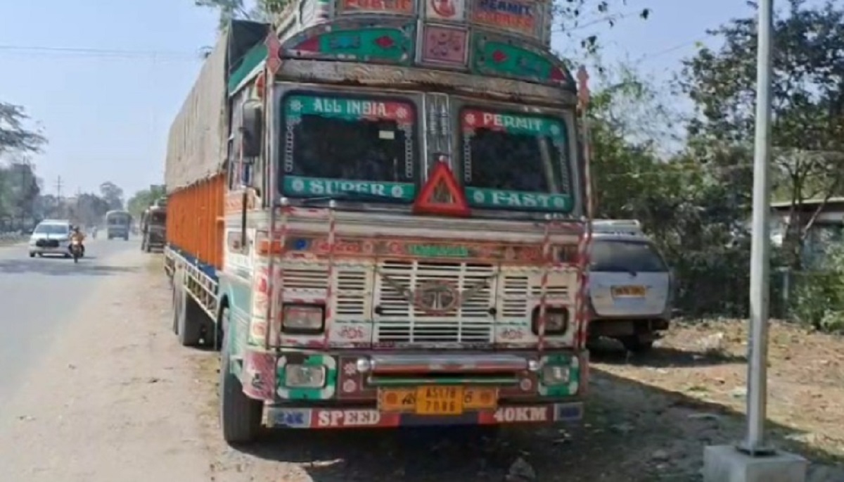 ফুলবাড়িতে নাকা চেকিংয়ে সাফল্য, পাচারের আগেই উদ্ধার মহিষ-শাবক