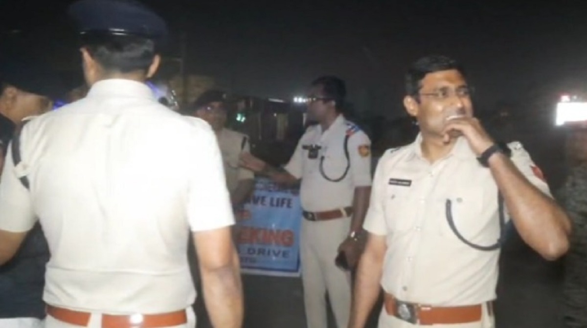 দু*র্ঘটনা রুখতে ক*ড়া নজরদারি : রাত দশটার থেকে শহরের চার গুরুত্বপূর্ণ পয়েন্টে নাকা তল্লাশি