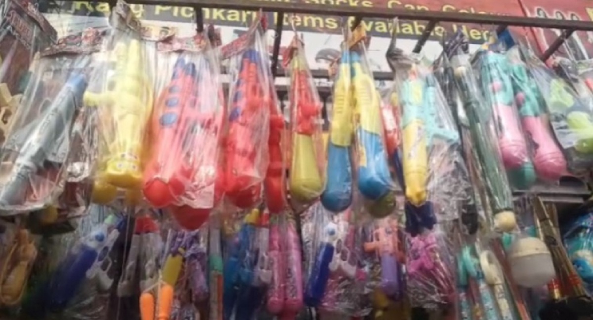 বাড়ছে দোকান, ভাগ হচ্ছে ক্রেতা! হোলির বাজারে মিশ্র ছবি