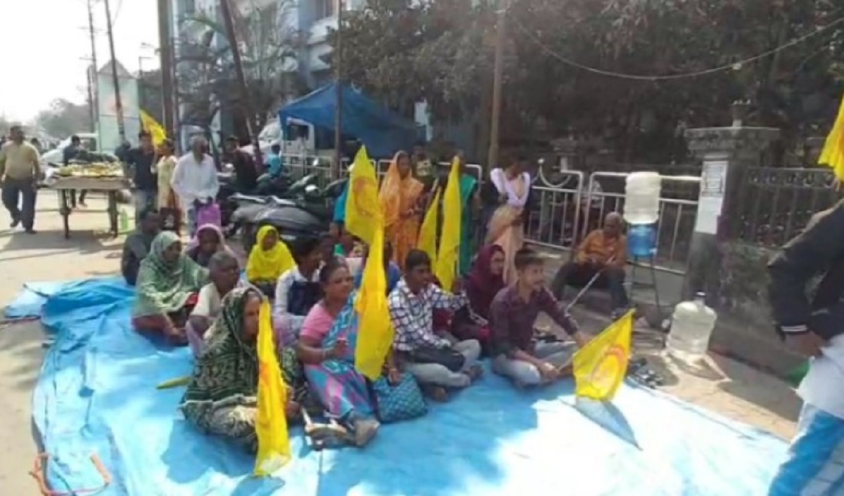 ভাতা বাড়ানো ও কর্মসংস্থানের দাবিতে মহুকুমা শাসকের দপ্তরের সামনে বিশেষ চাহিদাসম্পন্নদের বি*ক্ষোভ