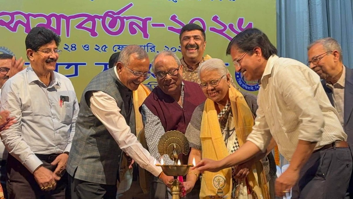 দীনবন্ধু মঞ্চে এক ফ্রেমে তিন রাজনৈতিক মুখ, অশোক ভট্টাচার্যকে মর্যাদা দেওয়ার পক্ষে সুর তুললেন গৌতম দেব