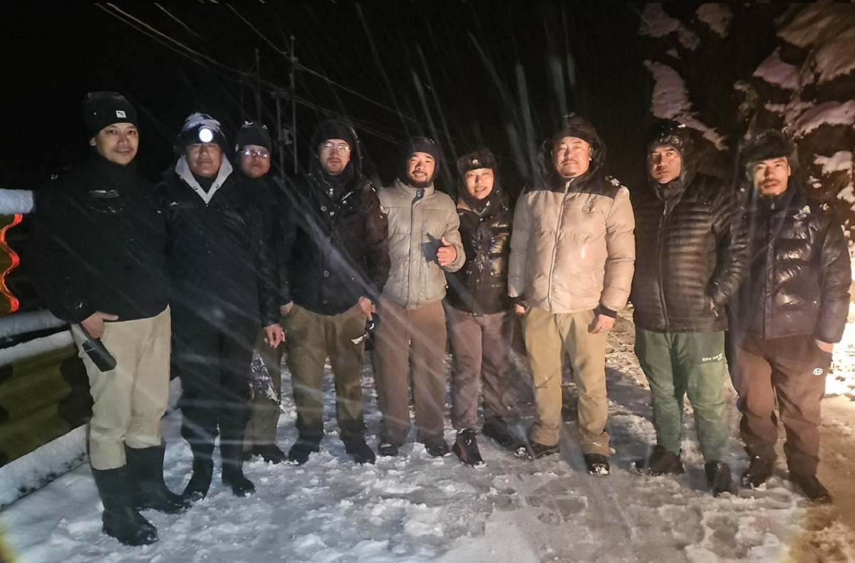 322 Tourist Vehicles Rescued After Sudden Snowfall Strands Travellers on Jawaharlal Nehru Road